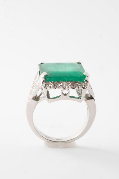null 18k white gold ring surmounted by a large faceted emerald, approx. 8.50cts,...