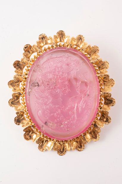null 18k yellow gold brooch surmounted by a cameo on Kunzite representing a crowned...