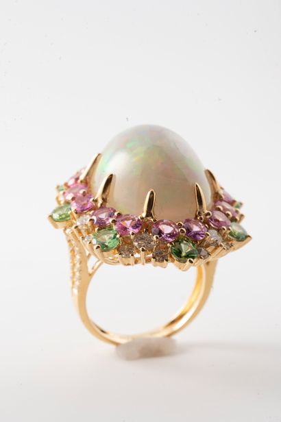 null Important 18k yellow gold ring surmounted by a cabochon opal weighing approx....