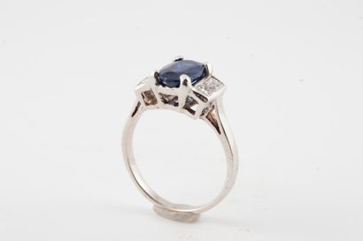 null 18k white gold ring set with an elongated oval sapphire of approx. 2cts and...