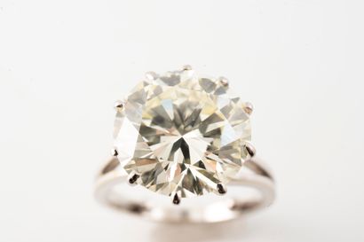 null Bague solitaire en or blanc 18k ornée d'un important diamant taille brillant...