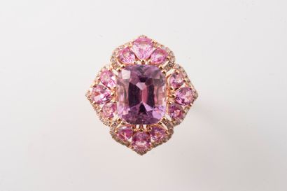 null 18k rose gold ring set with an emerald-cut pink Kunzite, approx. 8cts, in a...