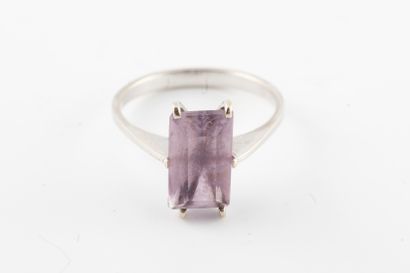 null 18k white gold ring set with a violet stone. 
Gross weight: 2.80g. TDD : 54