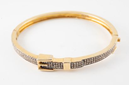null Opening vermeil bangle with diamond belt motif. Clasp with eight safety pins.
Gross...