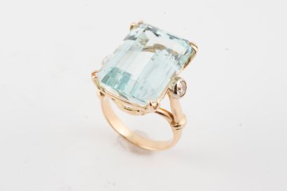 null 18k yellow gold ring set with a rectangular aquamarine weighing approx. 24cts,...