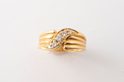 null 18k yellow gold gadroon ring centered on a moving line of diamonds. French work....