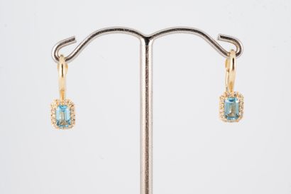null Pair of 18k yellow gold earrings centered on emerald-cut aquamarines in a diamond...