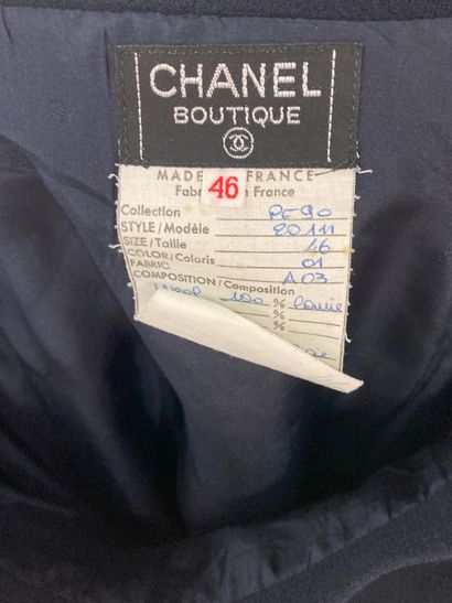 null CHANEL Paris
Tailleur jupe bleu marine. 
Tailles 46
(Manquent des boutons)