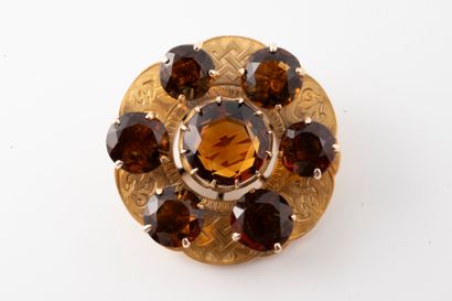null Rosette brooch in 9k yellow gold surmounted by 6 Madeira quartz on a chased...