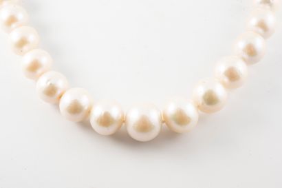 null Necklace made of large pearls 11 to 15 mm in diameter. Clasp in 18k white gold....