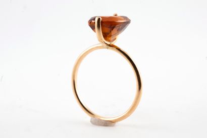 null 18k gold ring set with an orange-tone faceted citrine. 
Gross weight: 2.30g....