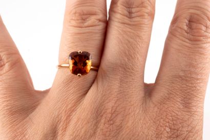 null 18k gold ring set with an orange-tone faceted citrine. 
Gross weight: 2.30g....