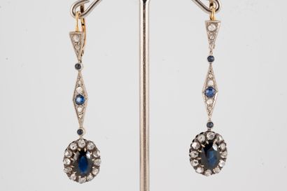 null Pair of earrings in 18k yellow gold, rose-cut diamonds and sapphires 
Circa...