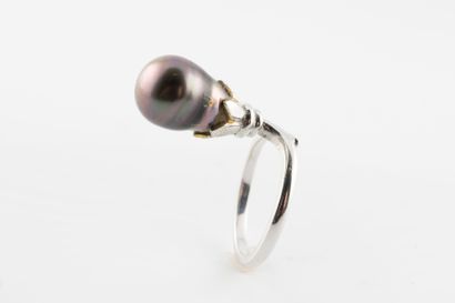 null 18k white gold ring set with a baroque Tahitian pearl on a foliage and scroll...