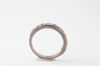null 18k white gold half wedding band formed by a line of diamonds alternated with...