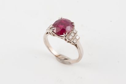 null 18k white gold ring set with a 3ct ruby surrounded by small diamonds
Gross weight:...