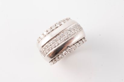 null Design ring in 18k white gold with 4 lines of brilliant-cut diamonds approx....