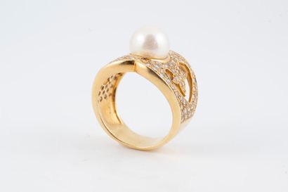 null OJ PERRIN 
Band ring in 18k yellow gold surmounted by an 8mm cultured pearl,...