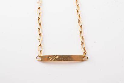 null Child's curb chain in 18k yellow gold, engraved Nanou.
Weight : 4,20gr.