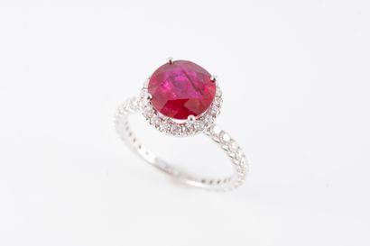 null 18k white gold ring set with a natural round ruby without thermal alterations...