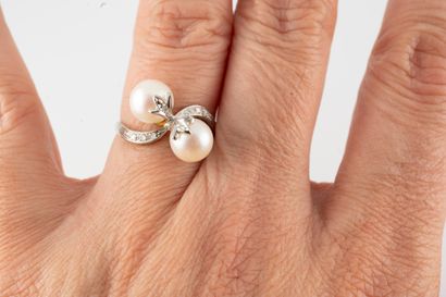 null 18k white gold Vous Moi ring set with two cultured pearls, approx. 8mm in diameter,...