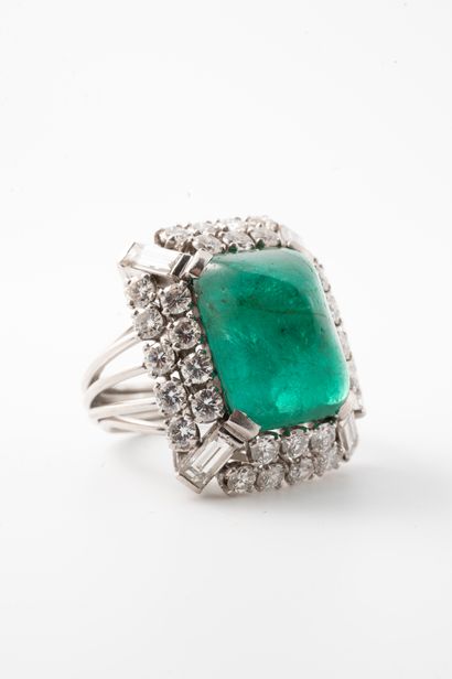 null Superb platinum ring surmounted by a large Colombian emerald (with certificate)...