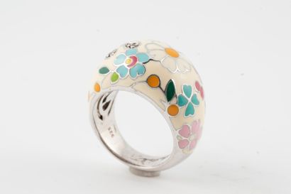 null Silver ring enameled with polychrome daisies and studded with small diamonds....
