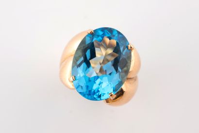 null 18k yellow gold Cocktail ring set with a large oval topaz, approx. 20cts, on...