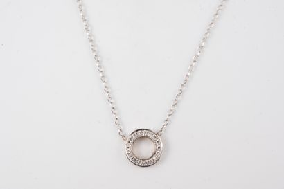 null Pendant and chain in 18k white gold holding a small diamond-paved wheel. 
Gross...