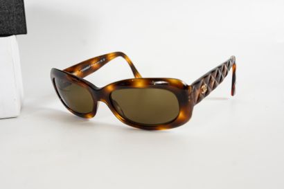 null CHANEL, circa 1990.
Pair of bakelite tortoiseshell sunglasses for ladies, signed....