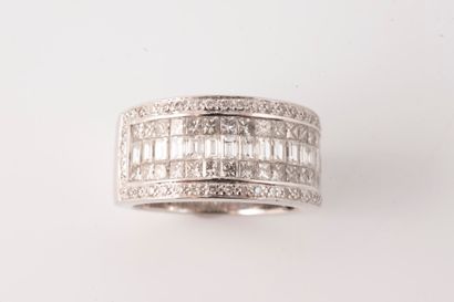 null 18k white gold ring centered on a line of baguette-cut diamonds, flanked by...