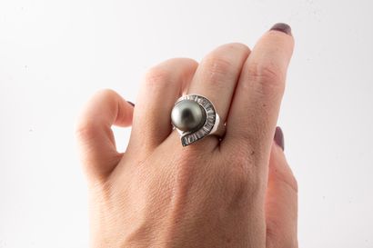 null 18k white gold ring with a 12mm Tahitian pearl set with a semi-circle of baguette-cut...