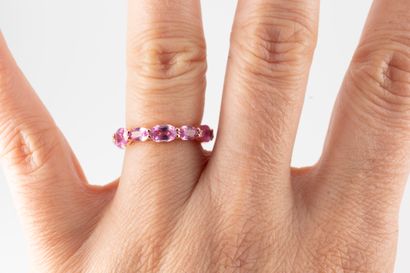 null 18k rose gold ring set with a line of oval pink sapphires.
Gross weight: 3.80g....