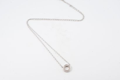 null Pendant and chain in 18k white gold holding a small diamond-paved wheel. 
Gross...