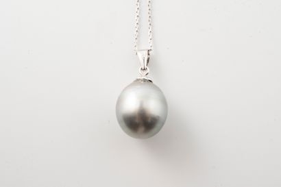 null 18k white gold necklace holding a Tahitian cultured pearl drop approx. 12mm...