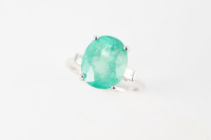 null 18k white gold ring surmounted by an oval emerald probably from Colombia, approx....