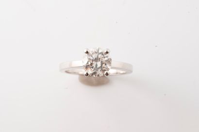 null Solitaire ring in 18k white gold surmounted by a 1.51ct brilliant-cut diamond,...