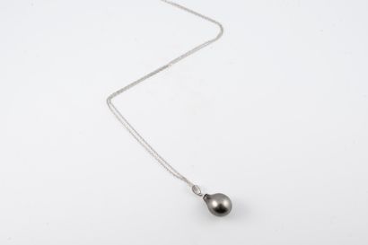 null 18k white gold pendant holding a 9 to 12mm Tahitian pearl drop. With 18k white...