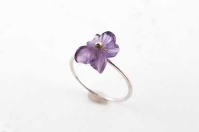 null 18k white gold ring set with a flower-shaped cut amethyst.
Gross weight: 1.30g....