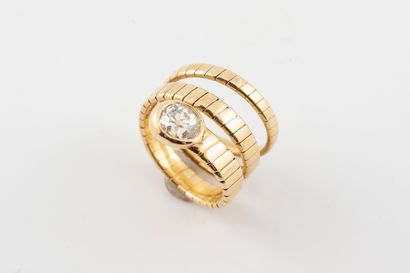 null Snake ring in 18k yellow gold with a 0.60ct diamond simulating the head.
Gross...