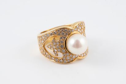 null OJ PERRIN 
Band ring in 18k yellow gold surmounted by an 8mm cultured pearl,...