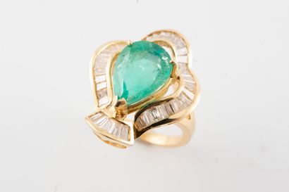 null Superb ring in 18k yellow gold, centered on a beautiful pear-cut emerald probably...