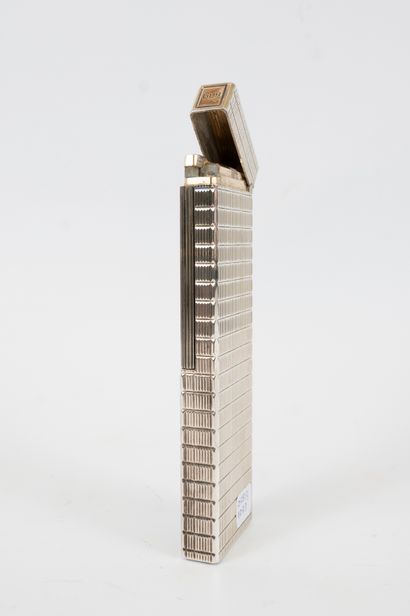 null ST DUPONT Paris
Large and elegant table lighter in silver-plated guilloché metal.
Height:...