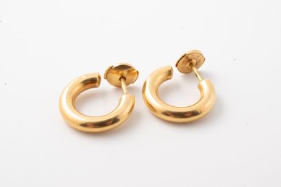 null Pair of small hoop earrings in 18k yellow gold. Alpa clasp. 
Weight: 3gr. Diameter:...