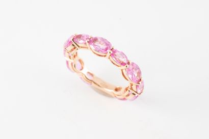 null Bague en or rose 18k formée d'une ligne de saphirs roses ovales.
Poids brut...