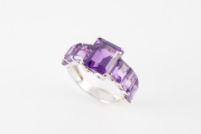 null 18k white gold band ring surmounted by a beautiful central emerald-cut amethyst...