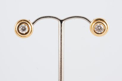 null Pair of earrings in 18k yellow gold set with two brilliant-cut diamonds, each...