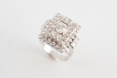 null Important ring in 18K white gold with rectangular bezel entirely paved with...