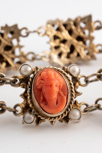 null Articulated bracelet in gilt metal adorned with shell and coral cameos, with...