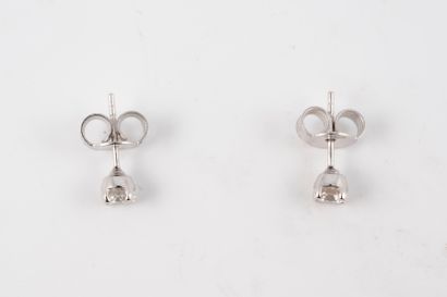 null Pair of 18k white gold ear studs set with two brilliant-cut diamonds totaling...